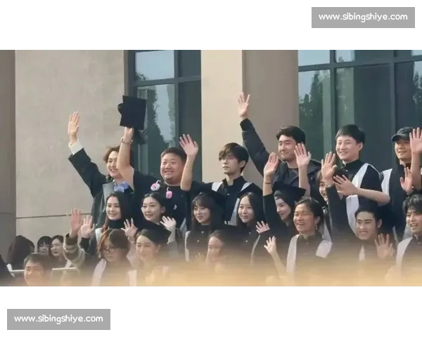 中戏补办毕业礼：易烊千玺现身，合影热潮暖了青春缺口