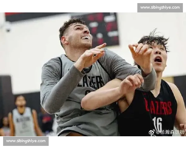 一身白配粉书包！杨瀚森登机赴客场