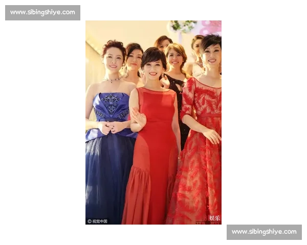 李娜旗袍坐镇晚宴，卡琳斯卡娅美出圈！香港网赛星光浓